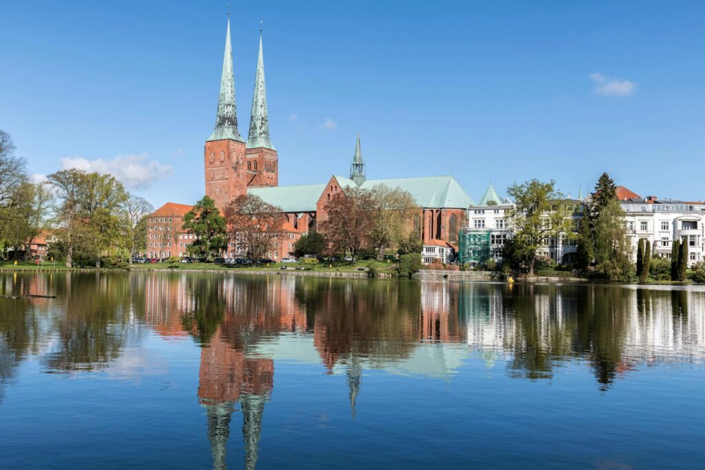 Lübecker Altstadt mit Kirchen vom Wasser aus