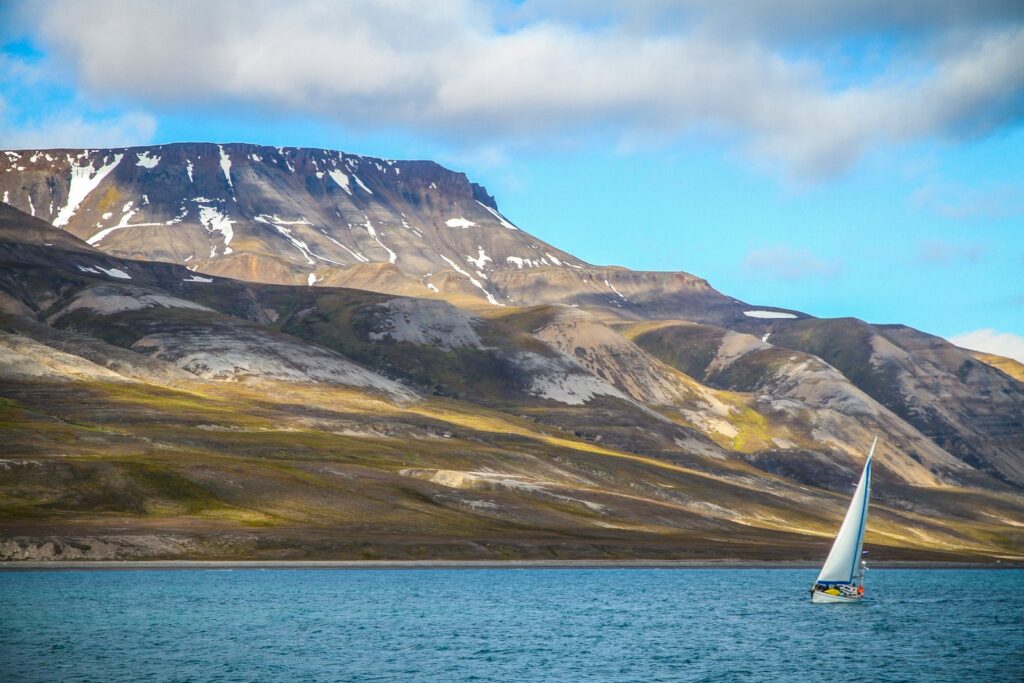 Segelyacht zwischen Eisschollen bei Longyearbyen