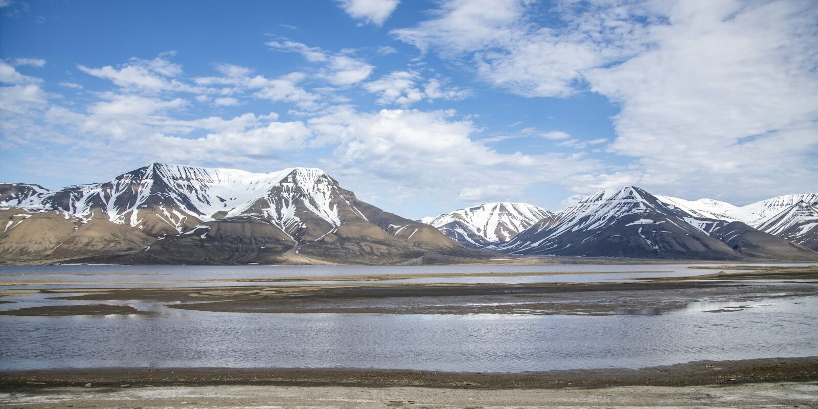 Adventfjorden bei Longyearbyen mit Bergen Adventfjorden bei Longyearbyen mit Bergen
