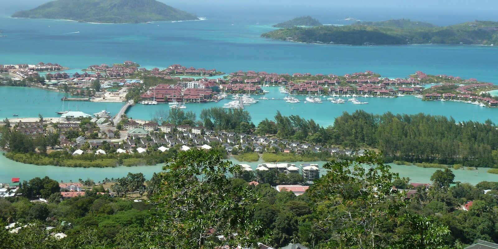 Blick auf Eden Island vor Mahé mit der Marina Blick auf Eden Island vor Mahé mit der Marina