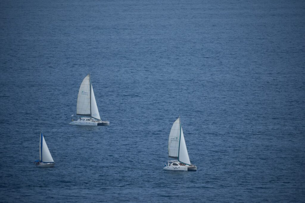 Segelboote auf offenem Meer