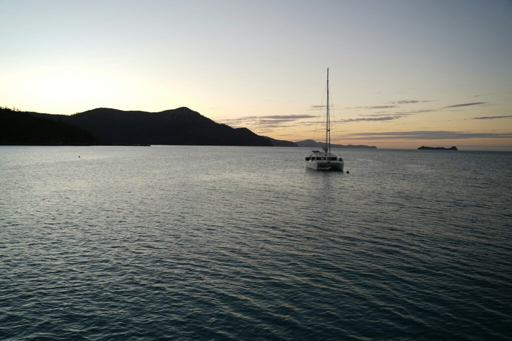 Segelyacht vor Anker bei Sonnenuntergang
