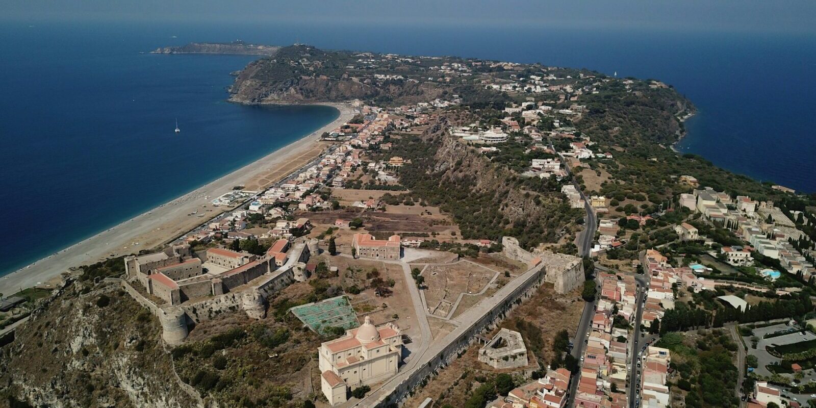 Milazzo mit seiner Halbinsel von oben Milazzo mit seiner Halbinsel von oben