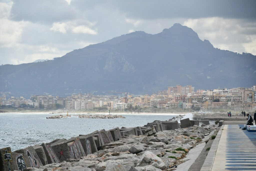 Uferpromenade von Palermo mit Monte Pellegrino