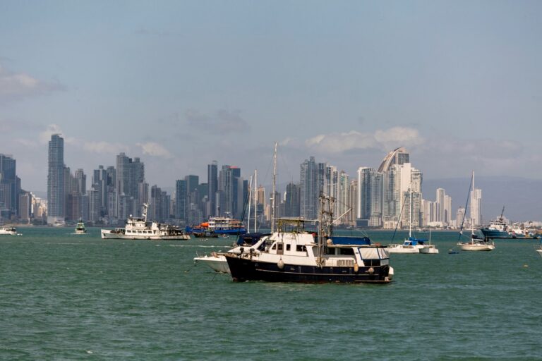 Boote vor der Skyline von Panama-Stadt