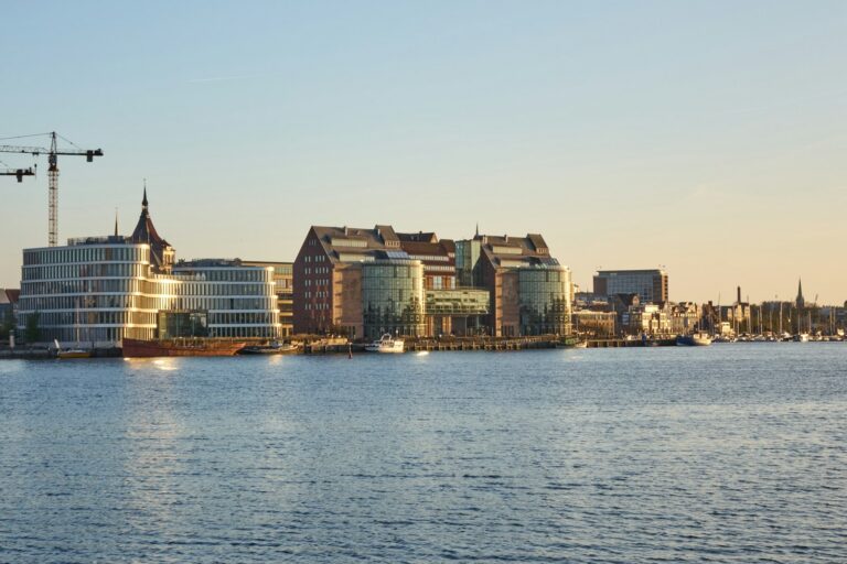 Blick über die Warnow auf Rostock