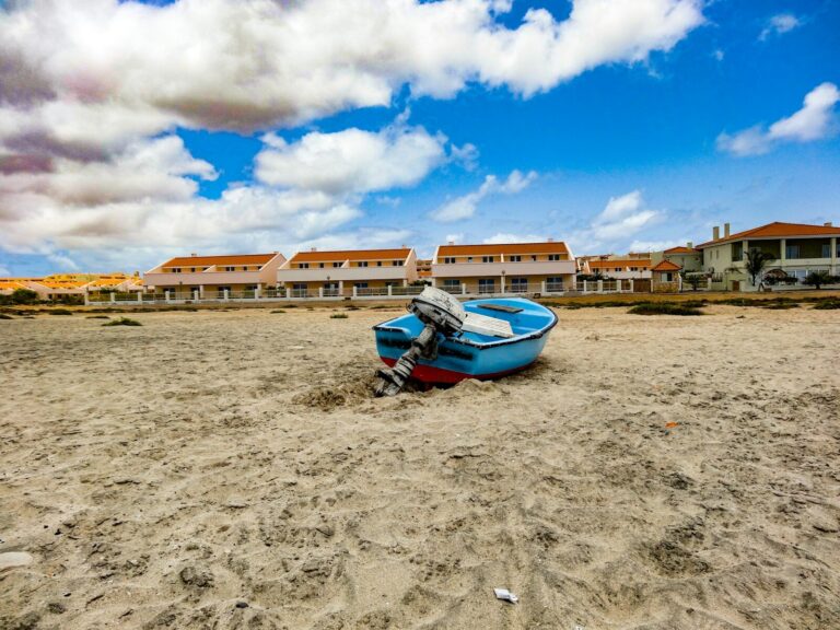 Fischerboot am Strand auf der Insel Sal