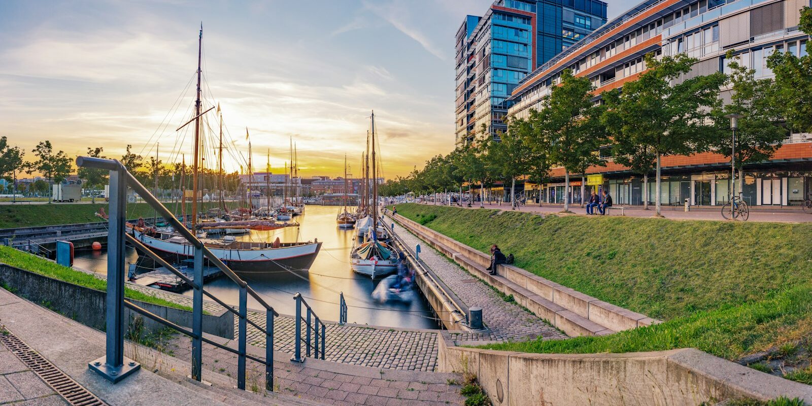 Sportboote an einem Steg an der Kieler Förde in Kiel
