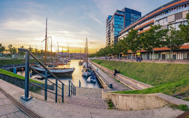 Sportboote an einem Steg an der Kieler Förde in Kiel
