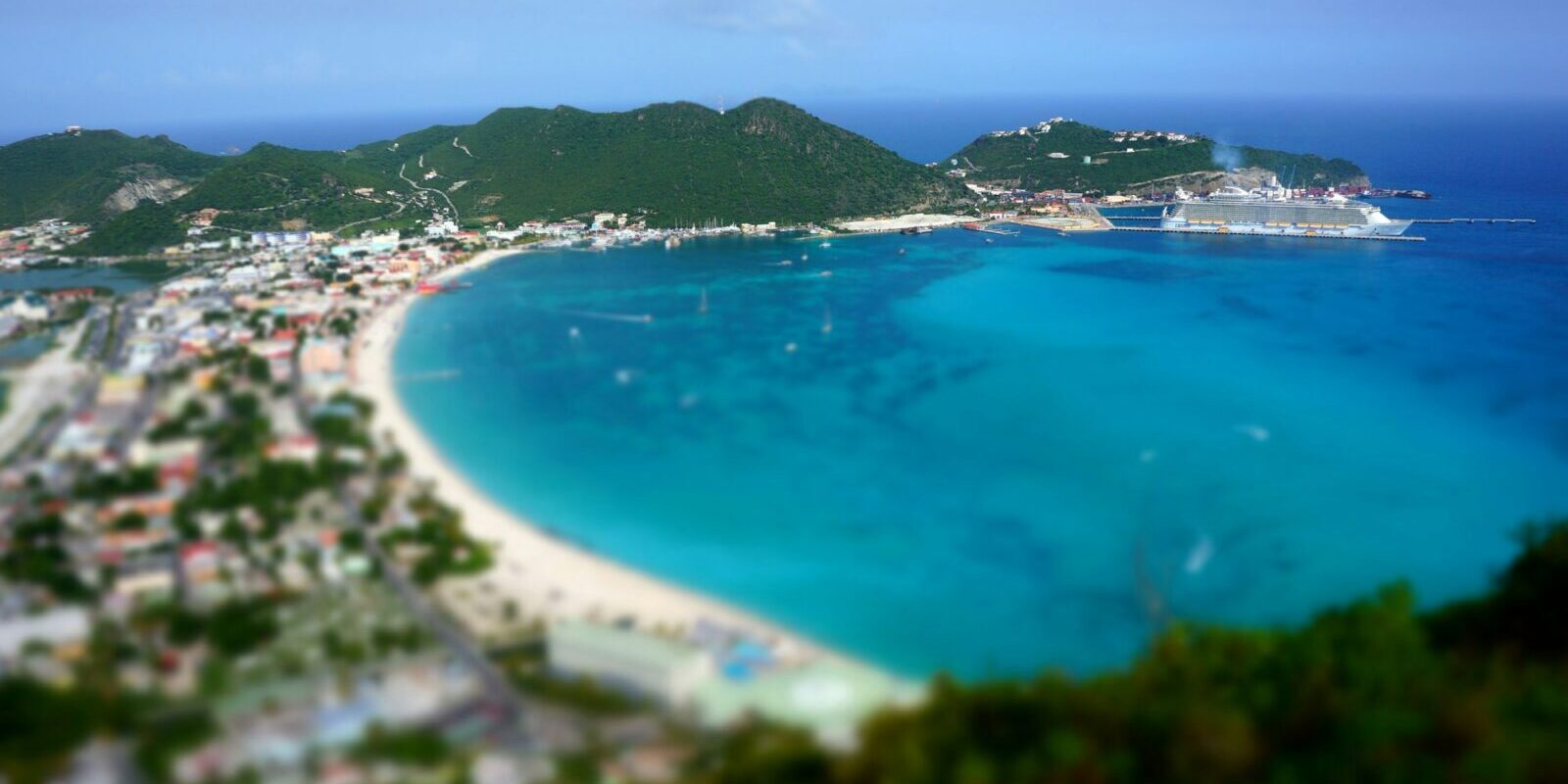 Symbolbild Bucht auf St Martin Symbolbild: Bucht mit Kreuzfahrtschiff auf St. Martin