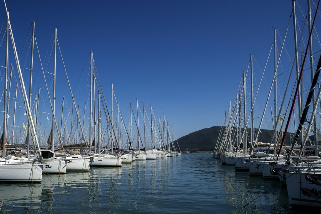 Segelboote am Ufer einer Bucht im Ionischen Meer