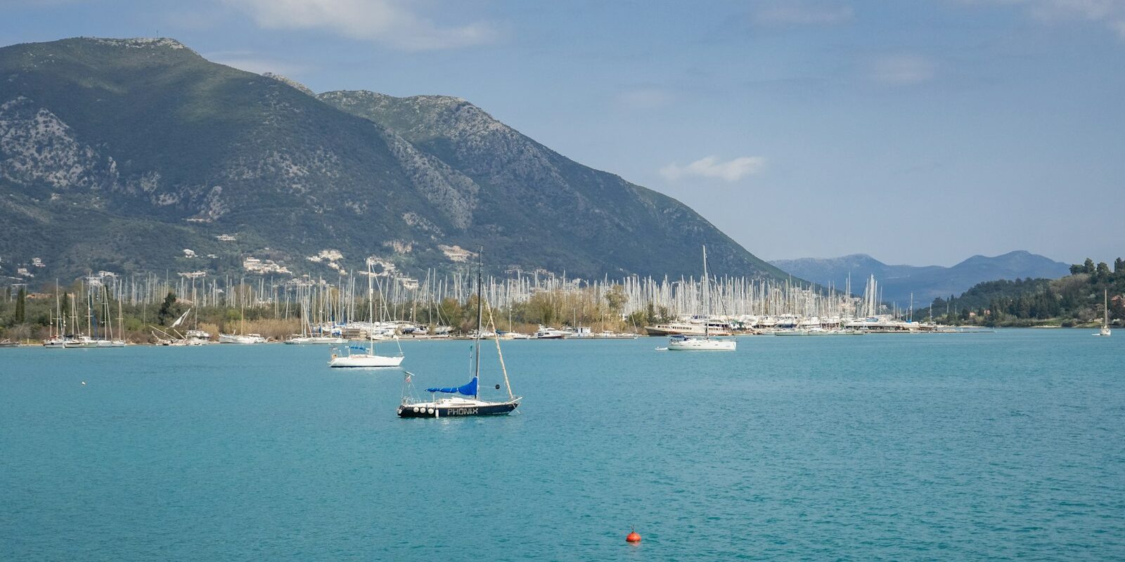 Segelyachten in einer Bucht im Ionischen Meer Segelyachten vor Anker in einer Bucht im Ionischen Meer