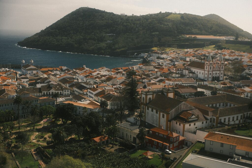 Angra do Heroísmo mit dem Monte Brasil