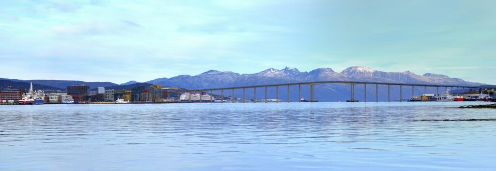 Tromsø mit Brücke und Bergen