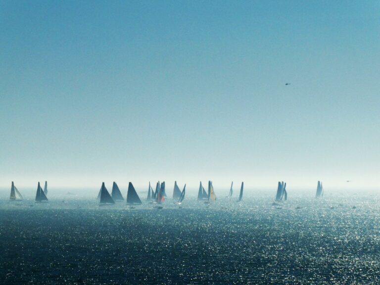 Startfeld der Vendée Globe auf dem Atlantik vor Les Sables-d’Olonne