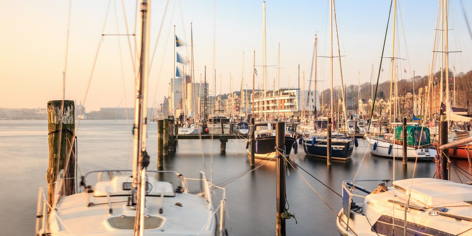 Yachthafen an der Flensburger Förde Segelyachten in einem Yachthafen an der Flensburger Förde