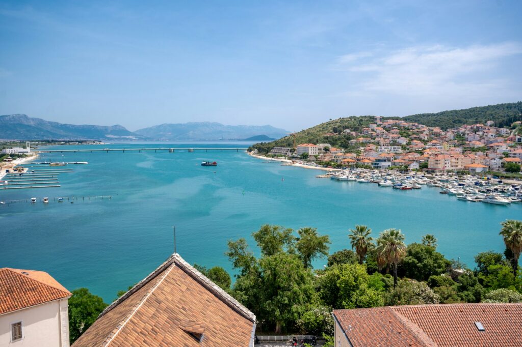 Blick über die Dächer von Trogir auf die Bucht und die Insel Čiovo