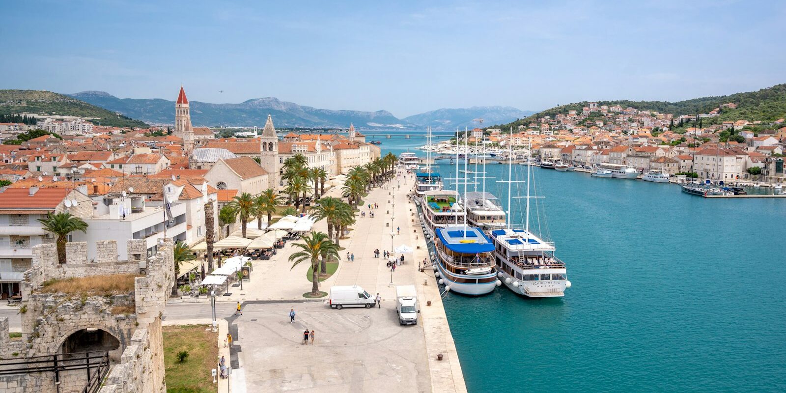 Uferpromenade von Trogir mit Yachten Uferpromenade von Trogir mit festgemachten Yachten, gegenüber die Insel Čiovo