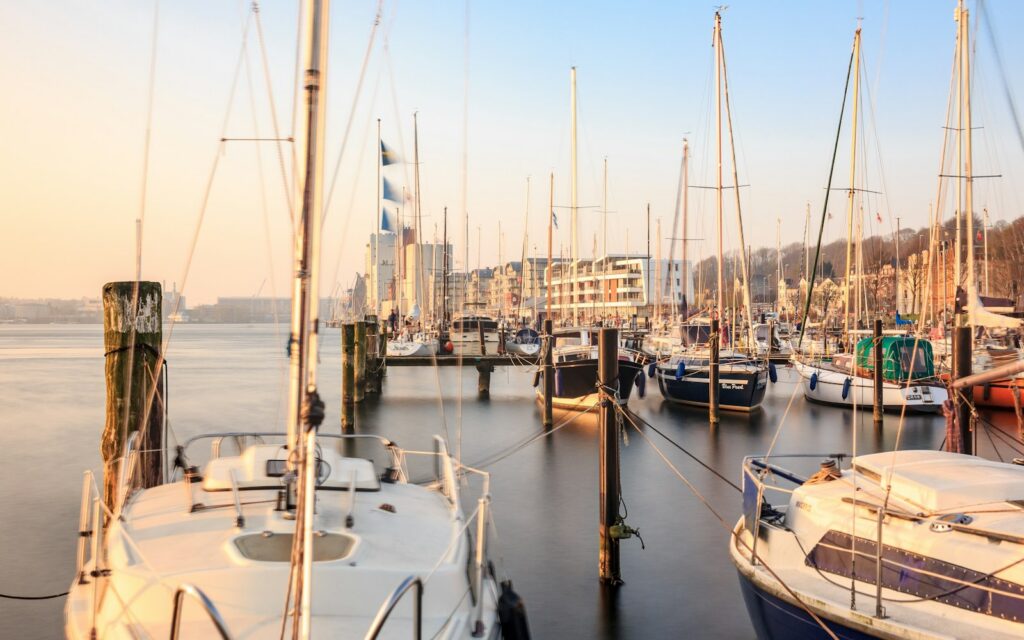 Segelyachten im Yachthafen in Flensburg